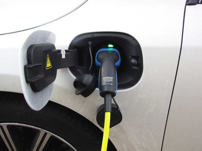 Coches Híbridos vs. Eléctricos: ¿Cuál es la Mejor Opción para Ti?